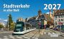 "Stadtverkehr in aller Welt 2027." Eine Straßenbahn fährt durch eine europäische Stadt mit historischen Gebäuden.
