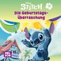 „Disney Stitch: Die Geburtstagsüberraschung.“ Ein fröhlicher blauer Außerirdischer hält bunte Luftballons. Häuser und Palmen im Hintergrund.
