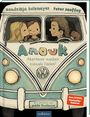 "Anouk. Abenteuer machen niemals Ferien!" Illustrationen von Joëlle Tourlonias. Drei Personen in einem VW-Bus, fröhlich.