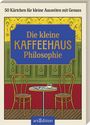"Die kleine KAFFEEHAUS Philosophie." Zwei Holzstühle, ein Tisch mit Brille und Kaffeetasse vor grüner Wand.