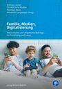 Texte: "Familie, Medien, Digitalisierung", "Verlag Barbara Budrich". Bild zeigt drei Personen mit Geräten auf einem Sofa.