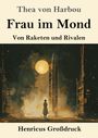 Oberer Text: "Thea von Harbou". Haupttitel: "Frau im Mond". Untertitel: "Von Raketen und Rivalen". Bild: Eine Person vor einer Rakete.