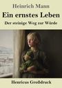 Texte: "Heinrich Mann - Ein ernstes Leben - Der steinige Weg zur Würde - Henricus Großdruck". Mädchen schaut aus Fenster, hält Puppe.
