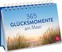 "365 GLÜCKSMOMENTE am Meer" steht vor einem Strand mit Gräsern und Sonnenuntergang. Ein rotes Logo mit "GR OH". Kartonständer.