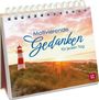 "Motivierende Gedanken für jeden Tag". Ein Spiralaufsteller mit Leuchtturm, Dünen und Sonnenuntergang. Kleines "Groh"-Logo.