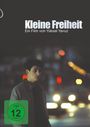 Titel "Kleine Freiheit", ein Film von Yüksel Yavuz. Ein junger Mann, unscharfe Lichter im Hintergrund, FSK 12 Symbol.