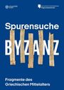 "Spurensuche BYZANZ. Fragmente des Griechischen Mittelalters." Text auf blauem Hintergrund, Papyrusstreifen im Zentrum.