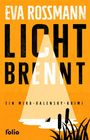 Titel: "Licht brennt". Autor: Eva Rossmann. Ein Krimi. Darstellung: Gelber Hintergrund, Schilf und ein Boot im Lichtkegel.