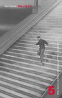 „Karl Sierek Weg und Ziel“ in Rot, ein Mann läuft schnell eine breite Treppe herunter, schwarz-weiß.