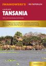 IWANOWSKI'S, REISEPERLEN, TANSANIA. Elefantenherde im Wasser vor tropischer Vegetation und Palmen.