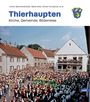 "Thierhaupten: Kirche, Gemeinde, Bilderreise". Gemeinschaft auf einer belebten Straße mit traditionellen Kostümen, Musiker.