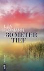 "LEA HERMANN 30 METER TIEF" steht auf einem Buchcover. Dahinter ein bunter Himmel über ruhigem Wasser mit Schilf.