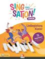 Der Text "Sing Sation! Junior" über drei tanzende Figuren, große Klaviertasten und bunte Farben.