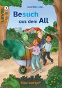 "BESUCH aus dem ALL", "Luise Holthausen". Drei Kinder schieben einen grünen Alien in einer Schubkarre durch einen Wald.