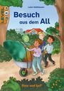"Besuch aus dem All" von Luise Holthausen. Illustration: Kinder schieben Schubkarre mit einem grünen Außerirdischen im Wald.