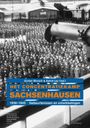 "Günter Morsch & Astrid Ley (red.), Het Concentratiekamp Sachsenhausen 1936–1945: Gebeurtenissen en ontwikkelingen."  
Ein Schwarz-Weiß-Foto zeigt eine große Gruppe von Menschen in gleichartigen Mänteln, die dicht gedrängt stehen.