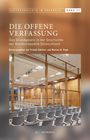 "Die offene Verfassung" ist der Titel. Ein Konferenzraum mit Stuhlreihen, Holzwänden und einer stilisierten Skulptur.