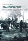 "Standgerichte: Eine Geschichte des 'kurzen Prozesses'" von Peter Lutz Kalmbach. Schwarz-Weiß-Foto von Männern im Freien um Tisch.