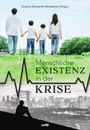 „Menschliche Existenz in der Krise“. Eine Familie steht auf Wiese, darunter eine nachdenkliche Silhouette vor Skyline.