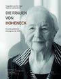 "die frauen von hoheneck". Schwarz-weißes Foto einer älteren Frau mit ernstem Gesicht und kariertem Hemd.