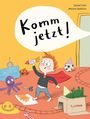 Text: "Komm jetzt!" 
Ein Kind mit rotem Umhang hebt eine Rakete hoch, umgeben von Spielzeug.