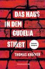 „Das Haus in dem Gudelia stirbt“ von Thomas Knüwer. Hintergrund: Rote Ziegelwand mit schwarzen Fugen.