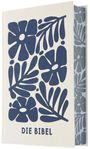 "Die Bibel" steht auf einem Buch mit floralem, blauen Muster.