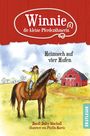 Titel: "Winnie die kleine Pferdezümerin 4", "Heimweh auf vier Hufen". Mädchen auf Pferd vor roter Scheune.