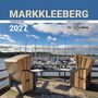 „MARKKLEEBERG 2027 Tischkalender“. Zwei Strandkörbe mit Blick auf einen Hafen voller Segelboote unter wolkigem Himmel.