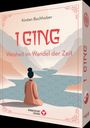 "I Ging: Weisheit im Wandel der Zeit" von Kirsten Buchholzer. Illustration: Sitzende Person vor stilisierten Bergen und Wasser.