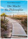Karl Mittermaier: Die Macht der Philosophie. Eine hölzerne Promenade durch grasbewachsenes Gelände vor blauem Himmel.