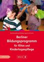 "Berliner Bildungsprogramm für Kitas und Kindertagespflege" steht unter lächelnden Kindern, die mit bunten Tüchern spielen.