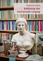 "Bibliotop der Universität Leipzig" von Siegfried Lokatis. Eine Büste vor vollen Bücherregalen, diverse Bücher und Karten.