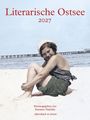 Text: "Literarische Ostsee 2027. Herausgegeben von Susanne Nadolny. ebersbach & simon." Frau am Strand sitzt lächelnd.