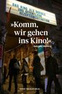 „Komm, wir gehen ins Kino!“ von Gabriele Mehling. Menschen vor einem mit Plakaten bedeckten Kinoeingang.