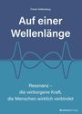 Titel: "Auf einer Wellenlänge". Untertitel: "Resonanz – die verborgene Kraft, die Menschen wirklich verbindet". Wellenlinien-Illustration.