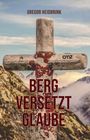 "Berg versetzt Glaube" in großen Buchstaben, "Gregor Heidbrink" oben. Ein steinernes Kreuz, dahinter Berge und Himmel.