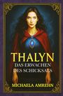 "THALYN: DAS ERWACHEN DES SCHICKSALS" von MICHAELA AMREHN. Illustration: Frau mit rotem Umhang und blau leuchtendem Amulett.