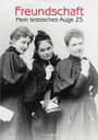 "Freundschaft, Mein lesbisches Auge 25" steht oben. Drei Frauen in historischer Kleidung schauen humorvoll in die Kamera.