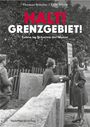 Text: "HALT! GRENZGEBIET! Leben im Schatten der Mauer". Zwei Frauen sprechen über eine Betonmauer.