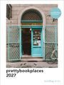Text: "prettybookplaces 2027", "Fotos von Johanna Flock @prettybookplaces". Eine Buchladen- und Café-Fassade mit Fahrrad.
