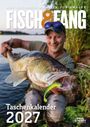„FISCH & FANG“ Taschenkalender 2027. Ein Angler hält einen großen Fisch am Ufer eines Gewässers.