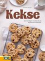 "Kekse. Von trendigen Cookies bis zu klassischen Plätzchen" steht über einem Gitter mit Schokoladenkeksen.