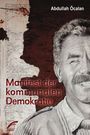 Text: "Abdullah Öcalan", "Manifest der kommunalen Demokratie". Illustration mit halbem Gesicht, Karte und rotbraunem Hintergrund.