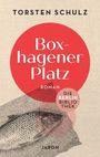 Texte: "TORSTEN SCHULZ", "Boxhagener Platz", "ROMAN", "DIE BERLIN BIBLIOTHEK", "JARON". Beige Hintergrund, Fisch-Illustration, roter Kreis.