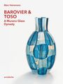 "BAROVIER & TOSO A Murano Glass Dynasty" in Rot. Abgebildet ist eine blau-gemusterte Glasvase auf weißem Hintergrund.
