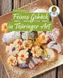 Text: "Feines Gebäck in Thüringer Art, Gudrun Dietze." Verschiedene Gebäcksorten dekorativ auf einem Teller angerichtet.