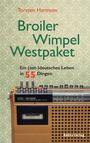 Text: "Torsten Harmsen, Broiler Wimpel Westpaket, Ein (ost-)deutsches Leben in 55 Dingen, BeBra Verlag." Darunter ein Radio.