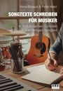 „Songtexte Schreiben für Musiker“ von Ilona Boraud & Peter Matz. Schlagzeug, Gitarre und schreibende Hand auf einem Tisch.