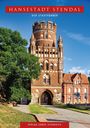 „Hansestadt Stendal“, „Der Stadtführer“, „Verlag Janos Stekovics“. Backsteinturm mit einem Torbogen, daneben ein Baum.